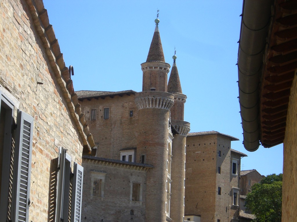 Urbino ドゥカーレ宮殿　遠くからの２つの塔